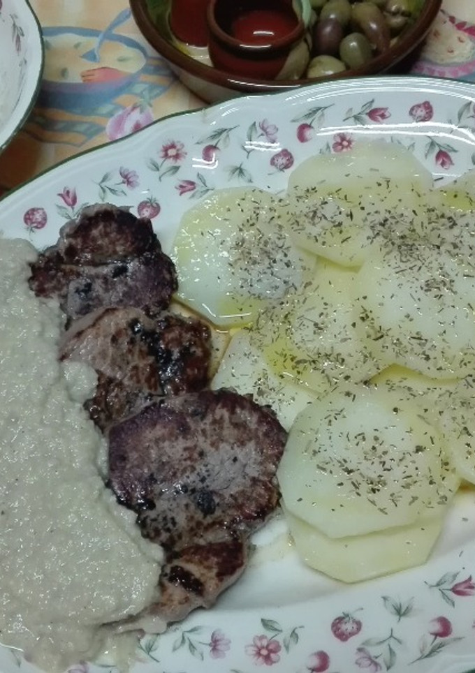 Una foto de Solomillo a la plancha con salsa de champiñones y patatas al vapor aromatizadas al provenzal
