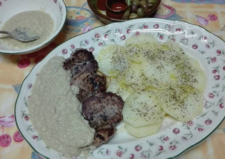 Solomillo a la plancha con salsa de champiñones y patatas al vapor aromatizadas al provenzal