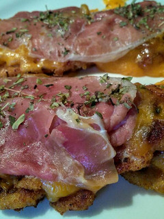 Una foto de CROCANTINO De Pollo, con Jamón Serrano y Queso Cheddar...!