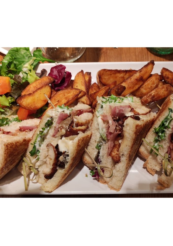 Una foto de Sándwich vegetal con patatas y ensalada