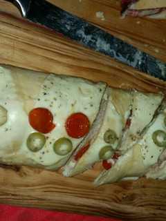 Una foto de Pizza arrollada con salame