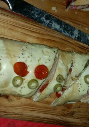 Una foto de Pizza arrollada con salame