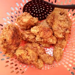 A picture of KFC style fried chicken.