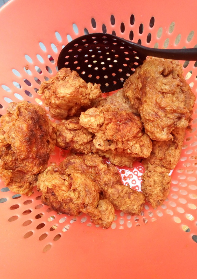 A picture of KFC style fried chicken.