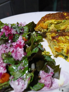 Una foto de Tortilla Deliciosa de verduras con Ensalada Colorida