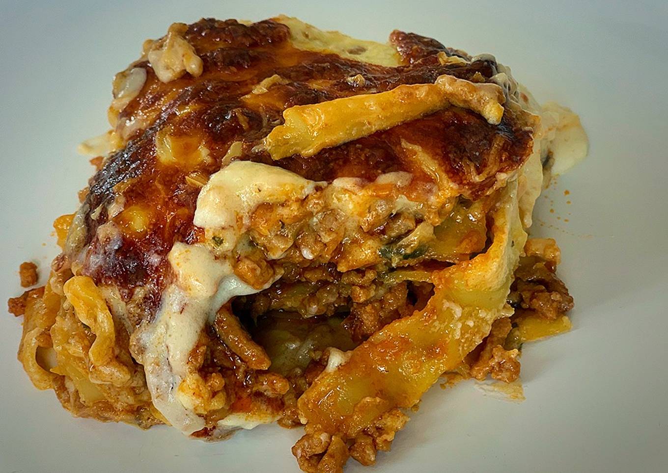 Lasaña boloñesa con bechamel de champiñones