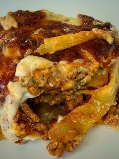 Una foto de Lasaña boloñesa con bechamel de champiñones