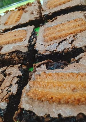 A picture of Flaky crispy candi brownie.