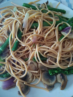 Una foto de Spaguettis primavera (vegano)