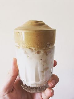 Hình của món Cà phê Dalgona (Dalgona coffee).