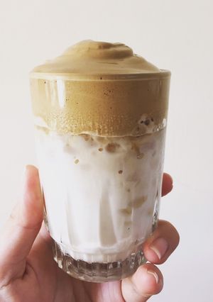Hình của món Cà phê Dalgona (Dalgona coffee).