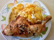 Una foto de cuartos de pollo sin horno