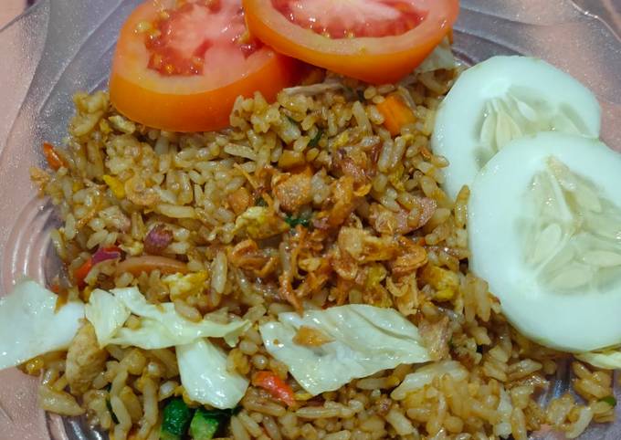 Proses memasak nasi goreng kampung dalam wajan