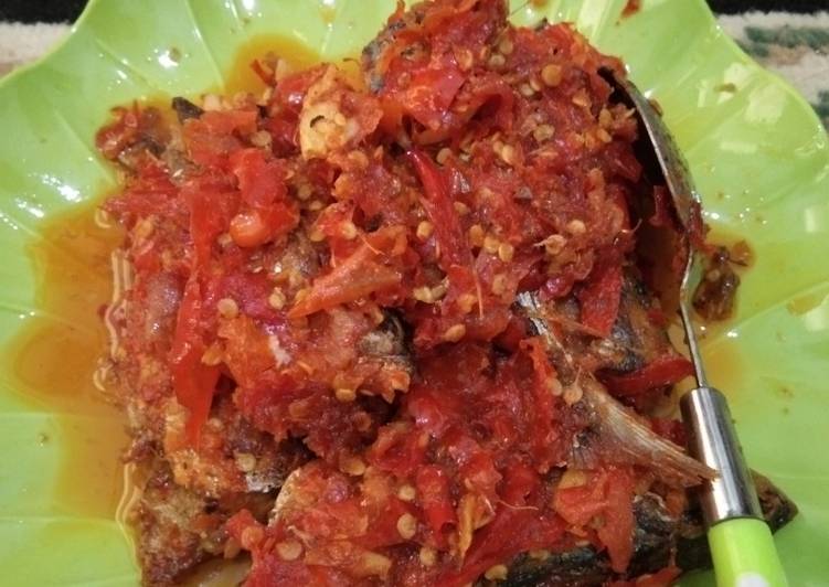 Bahan Menyiapkan Ikan kembung sambel merah, Enak Banget