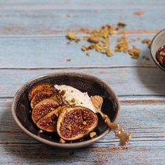 A picture of Spices baked figs.