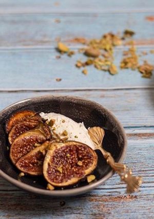 A picture of Spices baked figs.