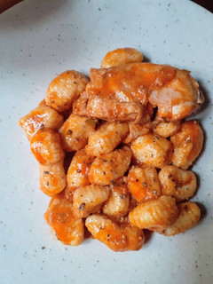 Una foto de Ñoquis de Papa con Salsa de Pollo -Nhoque de coxa de frango