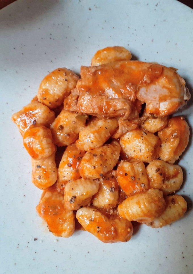 Una foto de Ñoquis de Papa con Salsa  de Pollo -Nhoque de coxa de frango
