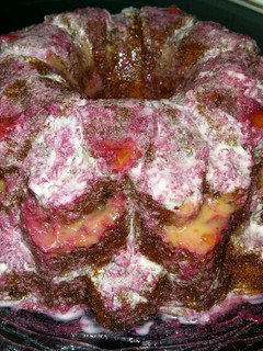 Una foto de Bizcocho con glaseado de cerezas