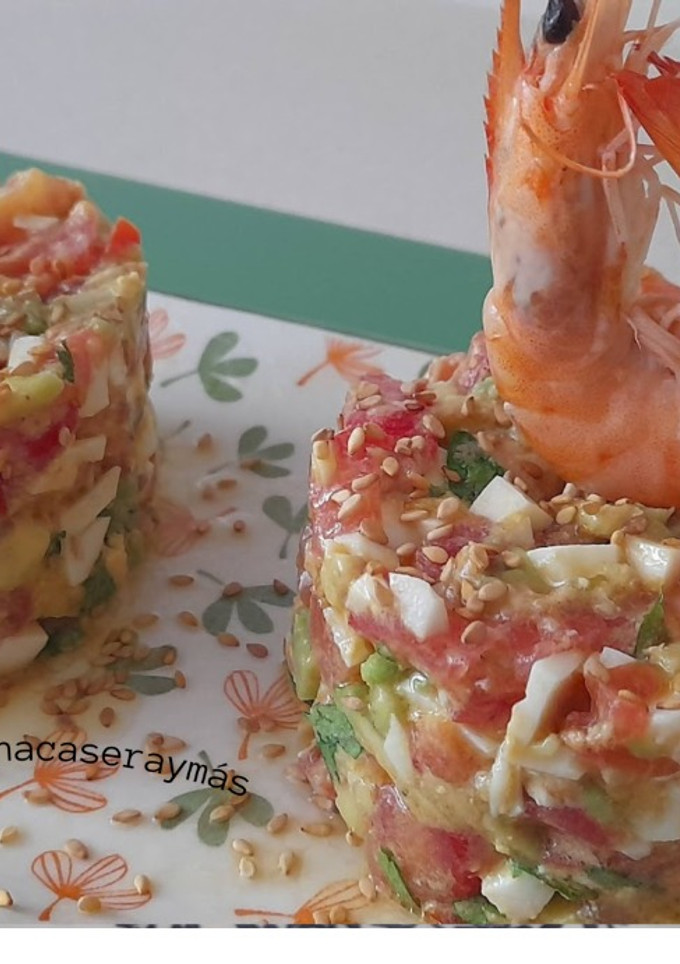Una foto de Tartar de aguacate y gambas