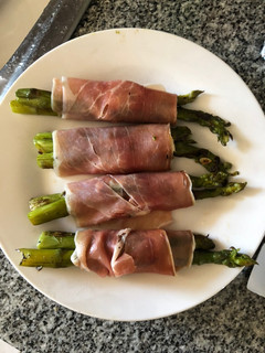 Una foto de Entrada de espárragos y jamón serrano