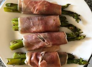 Una foto de Entrada de espárragos y jamón serrano