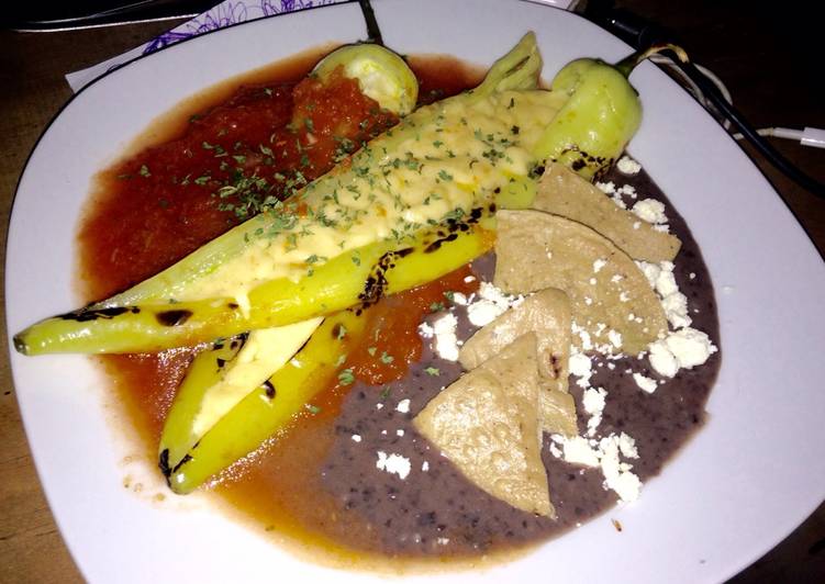 Chile Xcatic relleno de queso gouda Receta de Ulises El Cochas Cano