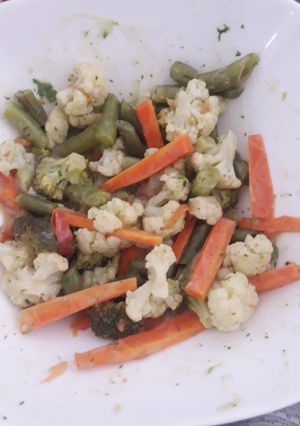 Una foto de Ensalada de vegetales y vinagreta de aguacate