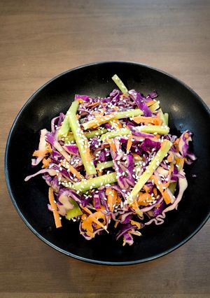 عکسی از دستور سالاد کلم بنفش آسیایی (Asian Red Cabbage Salad)