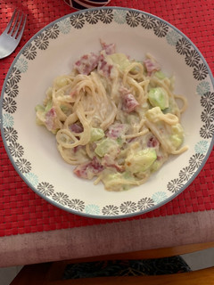 Una foto de Espaguetis con calabacín y bacon