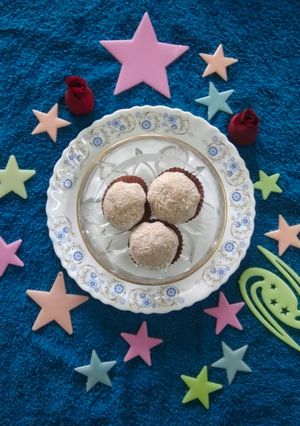A picture of White balls.