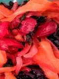 Ensalada navideña con zanahoria, ciruelas pasas y cerezas