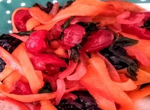 Una foto de Ensalada navideña con zanahoria, ciruelas pasas y cerezas