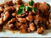 Una foto de solomillo en salsa con ajo cebolla