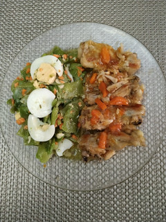 Una foto de Judías verdes aliñadas con alitas de pollo en salsa