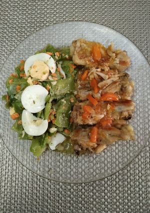 Una foto de Judías verdes aliñadas con alitas de pollo en salsa