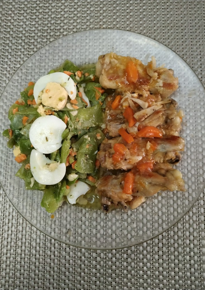 Una foto de Judías verdes aliñadas con alitas de pollo en salsa