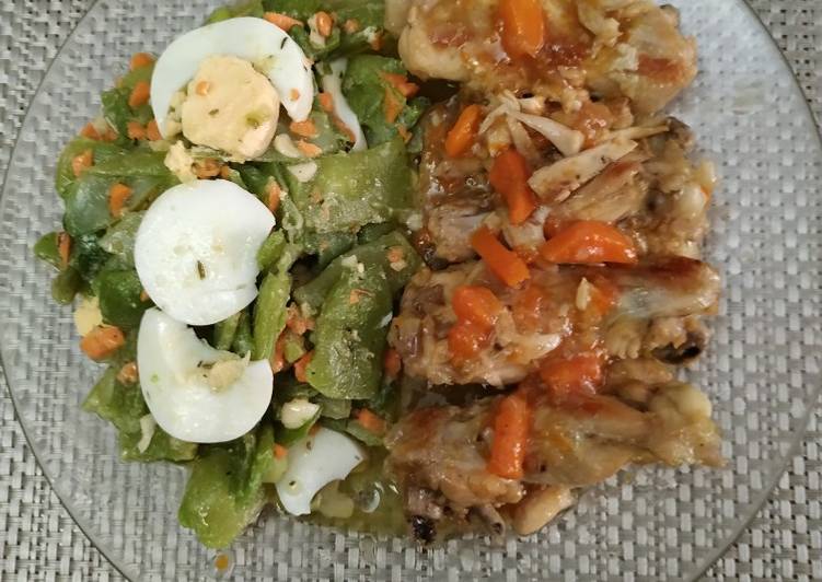 Judías verdes aliñadas con alitas de pollo en salsa