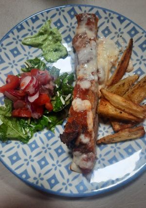 Una foto de Vacío a la pizza con papas al horno y ensalada