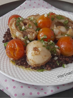 Una foto de Calamares con lentejas beluga