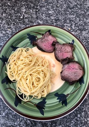Una foto de Tallarines en mantequilla con asado de tira a la parrilla