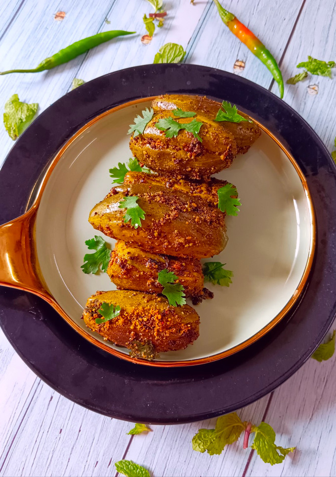 अचारी भरवां परवल - सफर के लिए बेस्ट (Pointed gourd stuffed with pickle masala- best for travelling) रेसिपी मुख्य फोटो