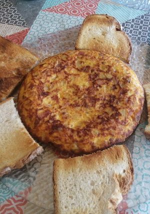 Una foto de 🍳 Tortilla de patatas con queso, chorizo y bacon