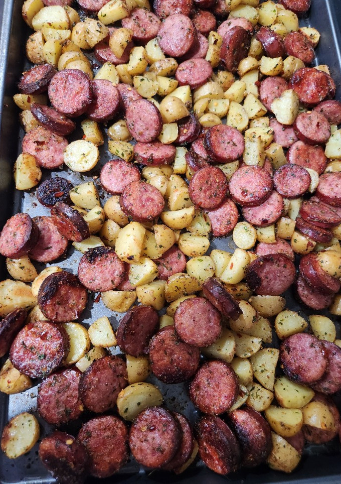 A picture of Kielbasa and Potatoes.