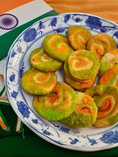 तिरंगा स्पेशल मठरी रेसिपी मुख्य फोटो