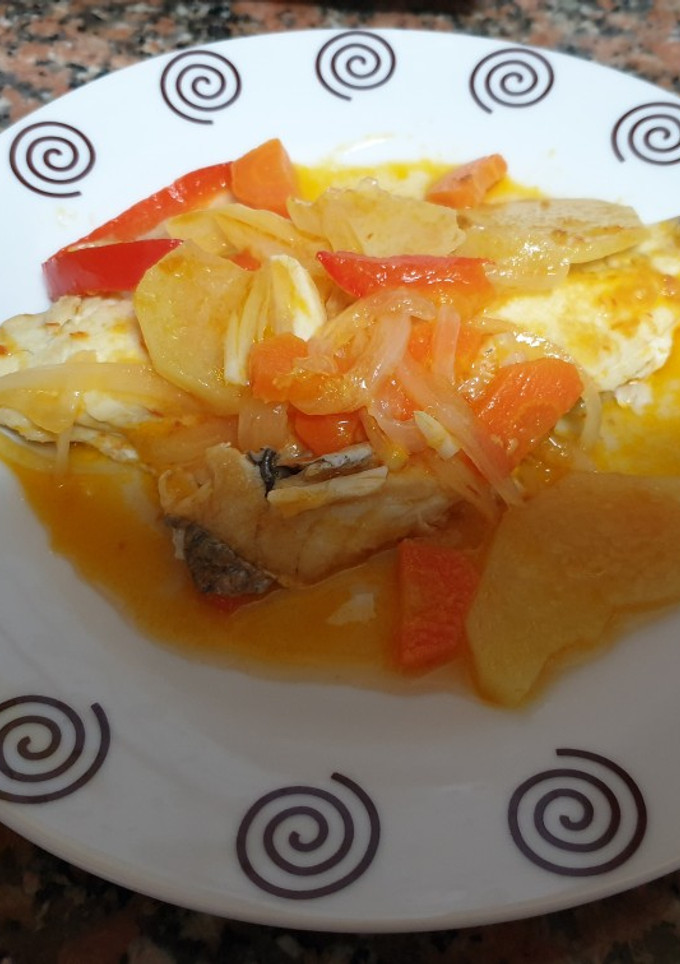 Una foto de Dorada en salsa con verduras