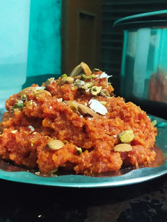 गाजर का हलवा(Gajar ka halwa recipe recipe in Hindi) रेसिपी मुख्य फोटो