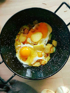 Una foto de Huevos con patatas a lo pobre