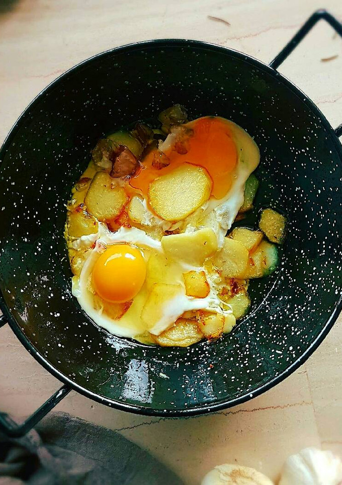 Una foto de Huevos con patatas a lo pobre