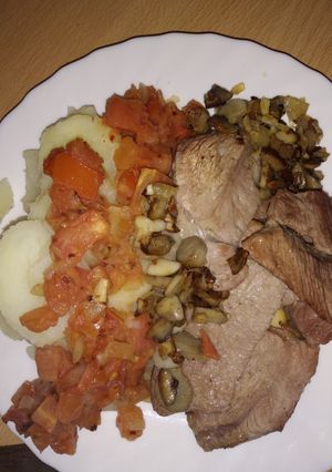 Una foto de Carne con papas hervidas